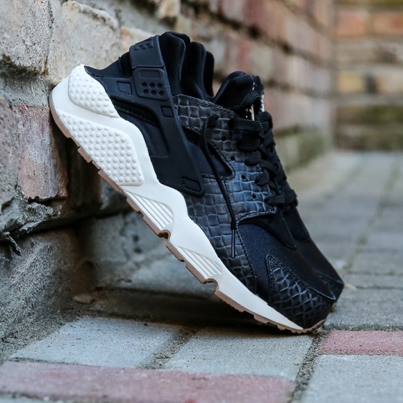 Nike Air Huarache Run Premium Women's Shoes - Picture 2 of 8